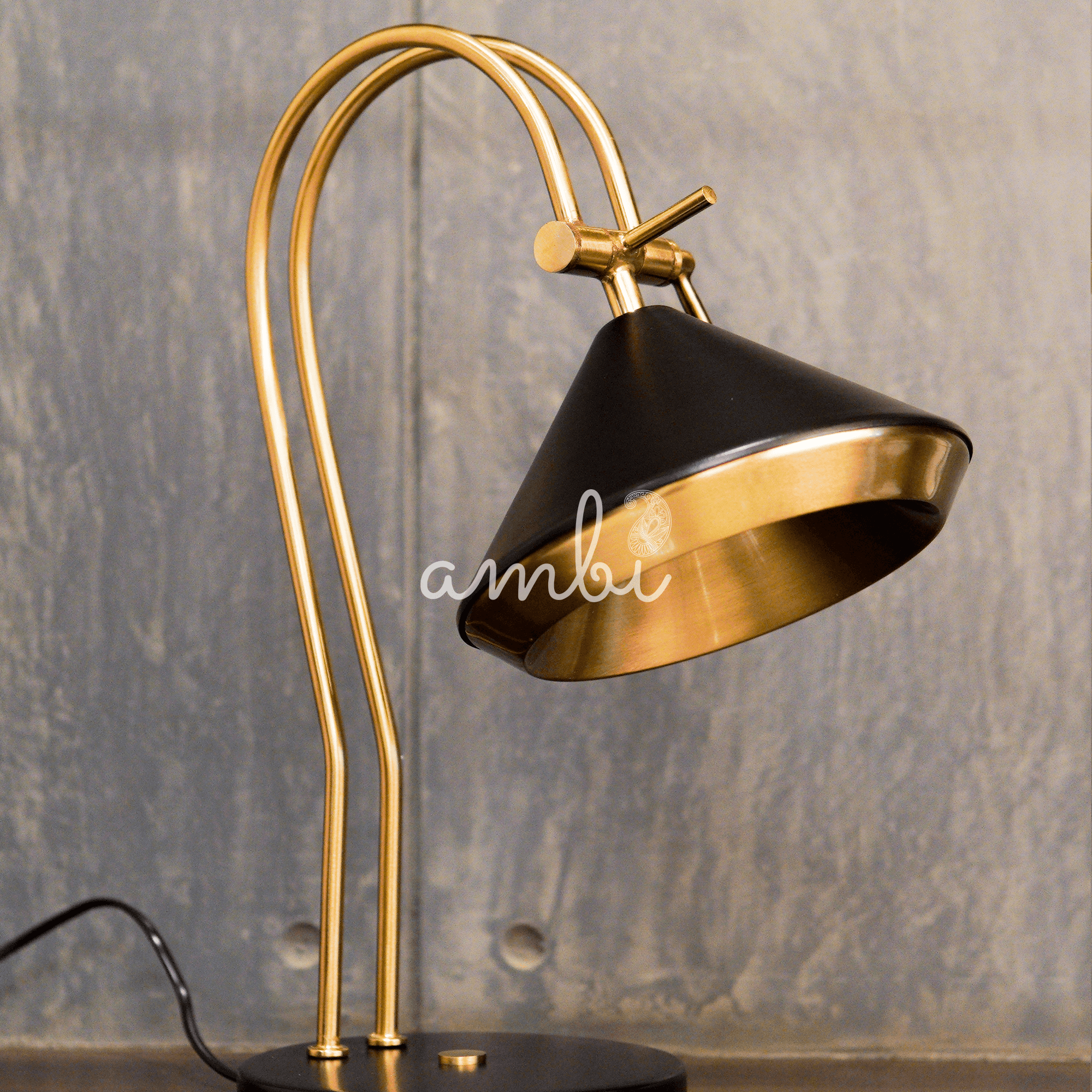 Classic Decorative Adjustable Brass Table Lamp (Black And Gold)