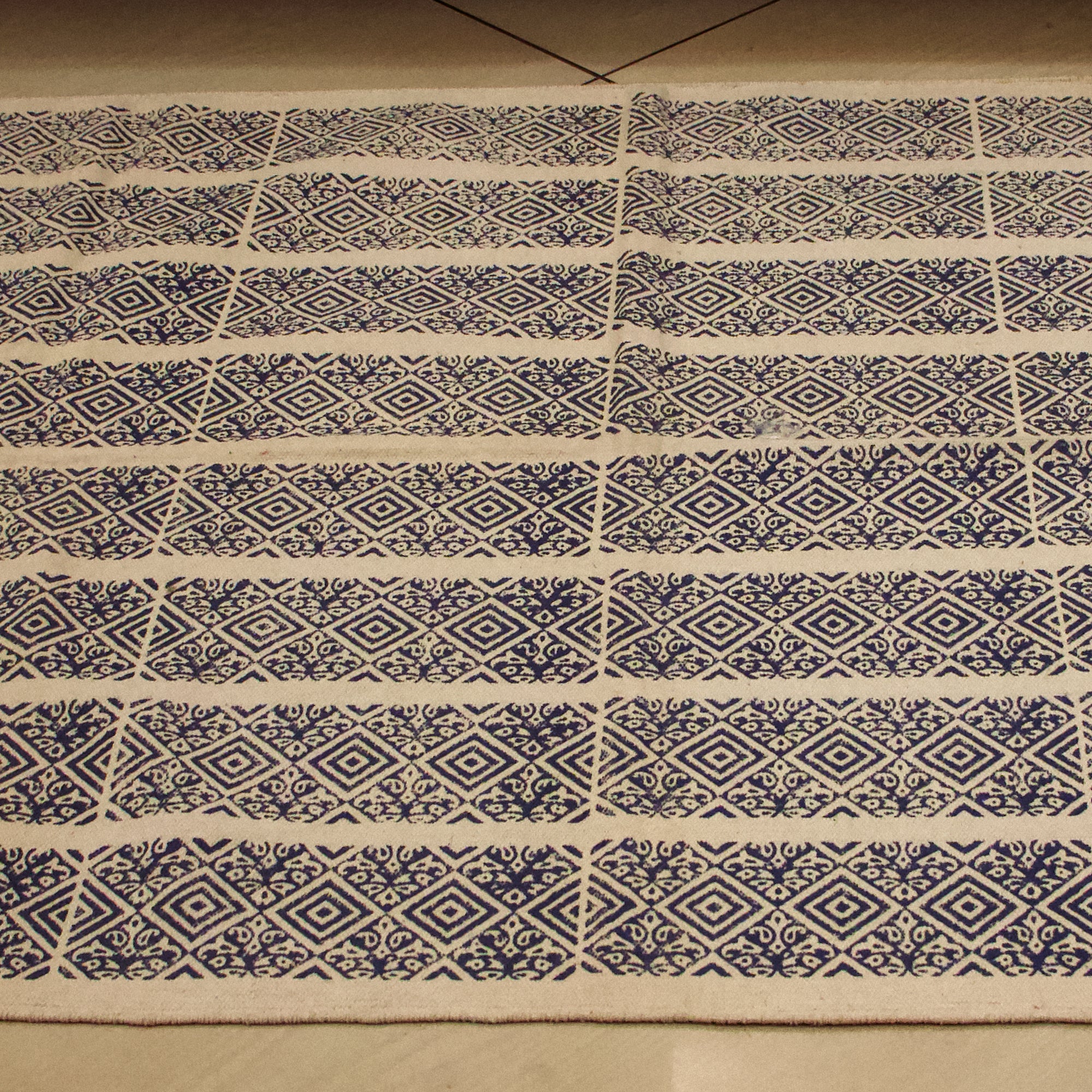 On Sale - Elegant White Cotton Durrie / Rug featuring Stunning Blue Geometric Mosaic Block Print Design - 4 X 6.5 Ft