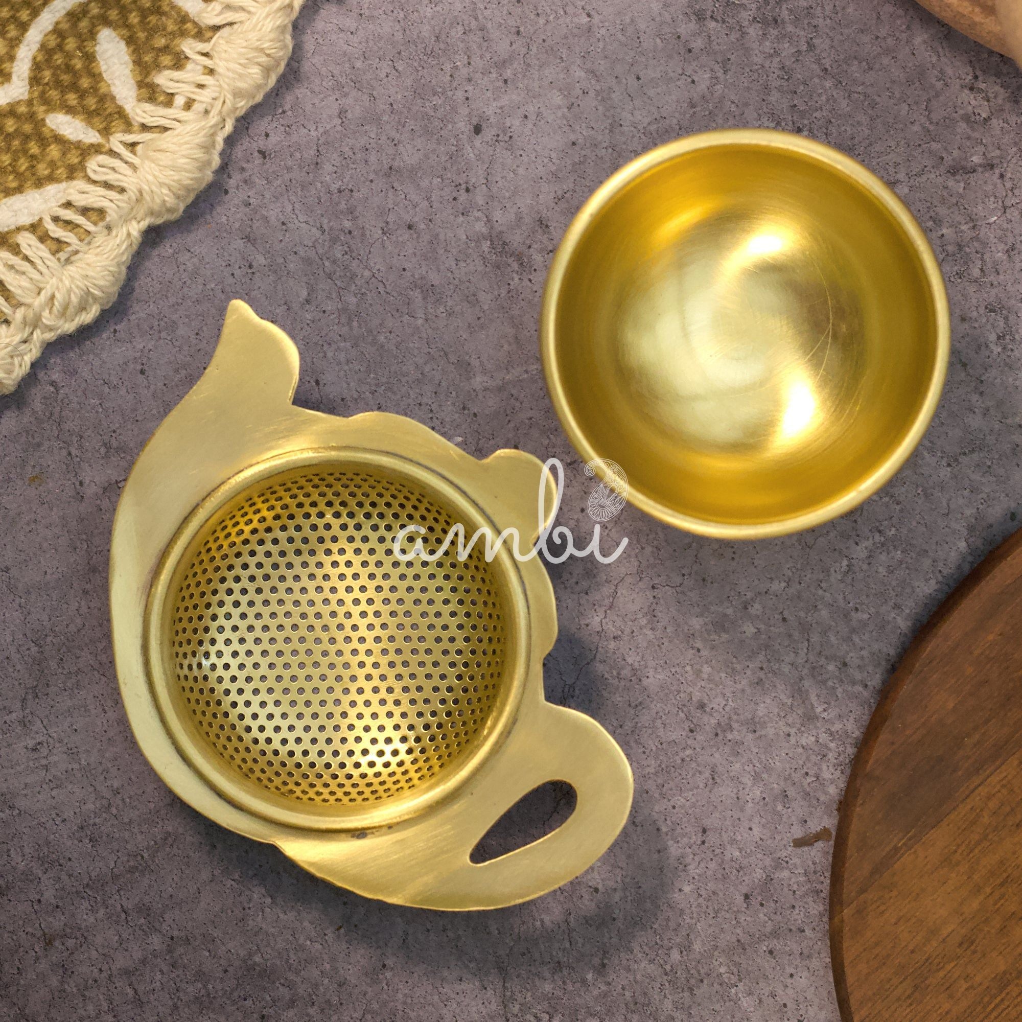 Kettle Shaped Tea Medium Sized Strainer with Resting Pot