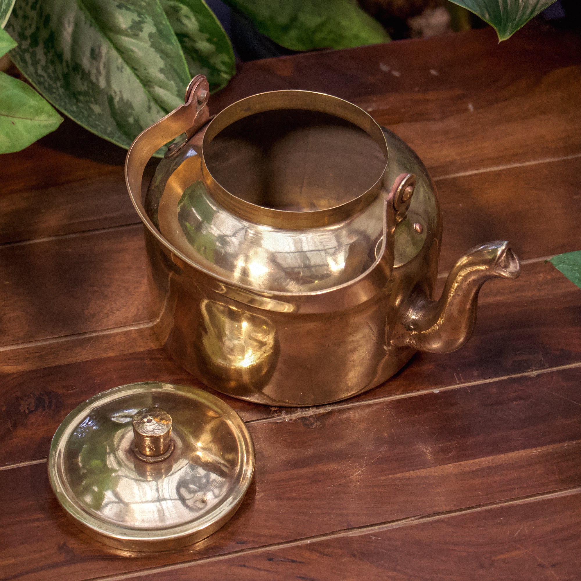 Handcrafted Elegant Vintage Brass Tea Pot