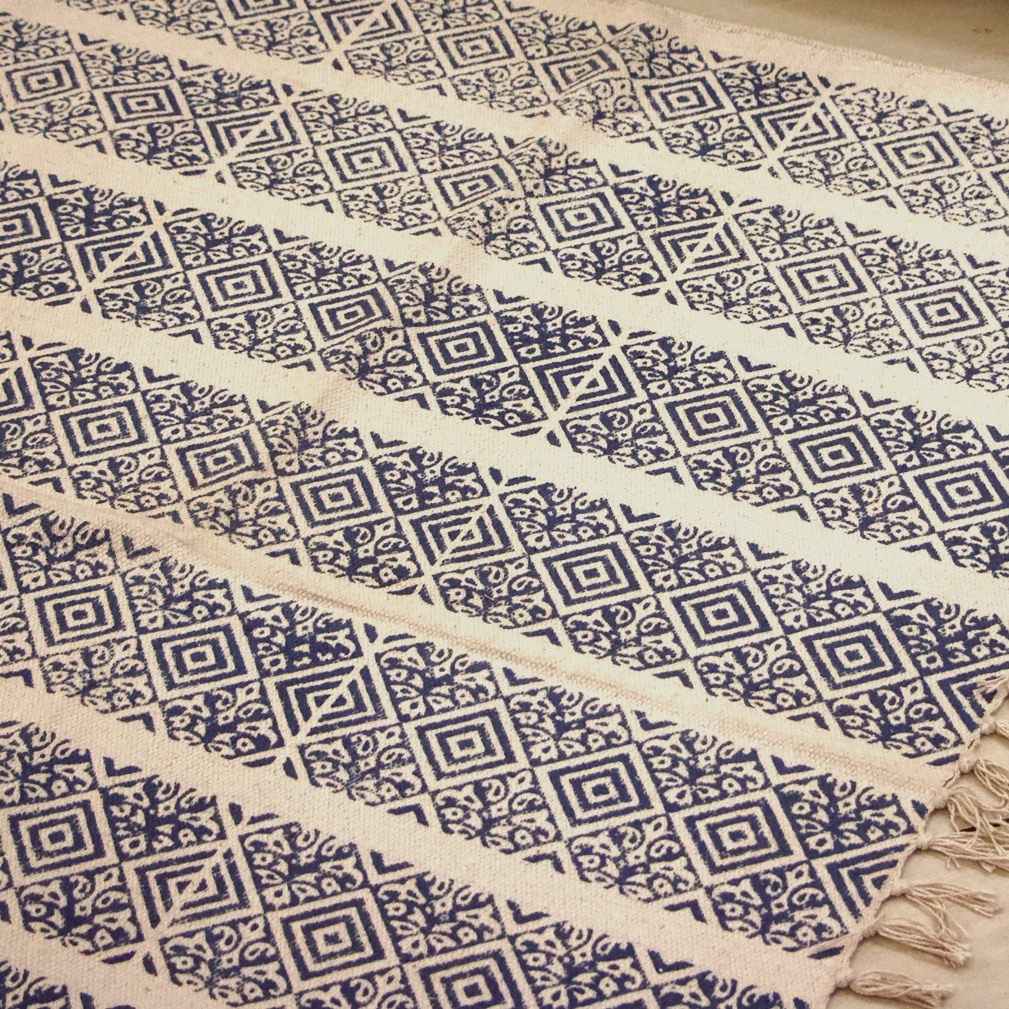 2026 Collection On Sale - Elegant White Cotton Durrie / Rug featuring Stunning Blue Geometric Mosaic Block Print Design - 4 X 6.5 Ft