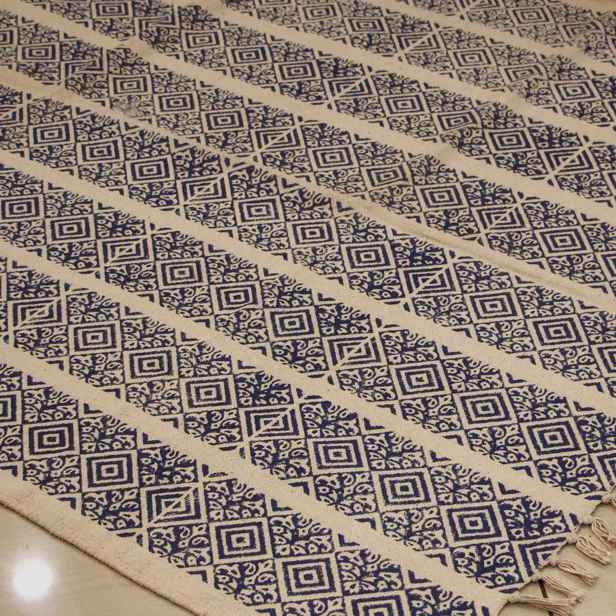 2026 Collection On Sale - Elegant White Cotton Durrie / Rug featuring Stunning Blue Geometric Mosaic Block Print Design - 4 X 6.5 Ft