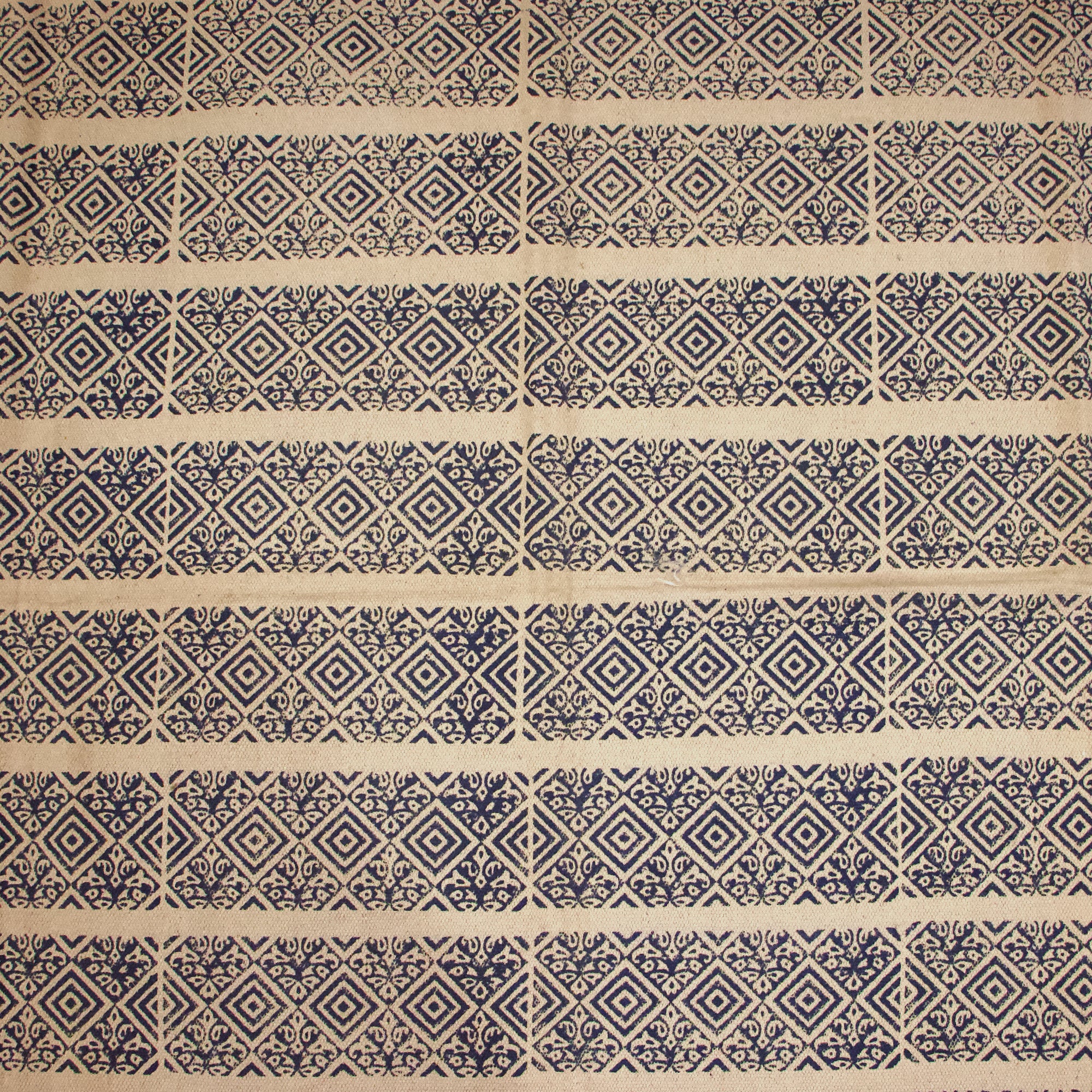 2026 Collection On Sale - Elegant White Cotton Durrie / Rug featuring Stunning Blue Geometric Mosaic Block Print Design - 4 X 6.5 Ft