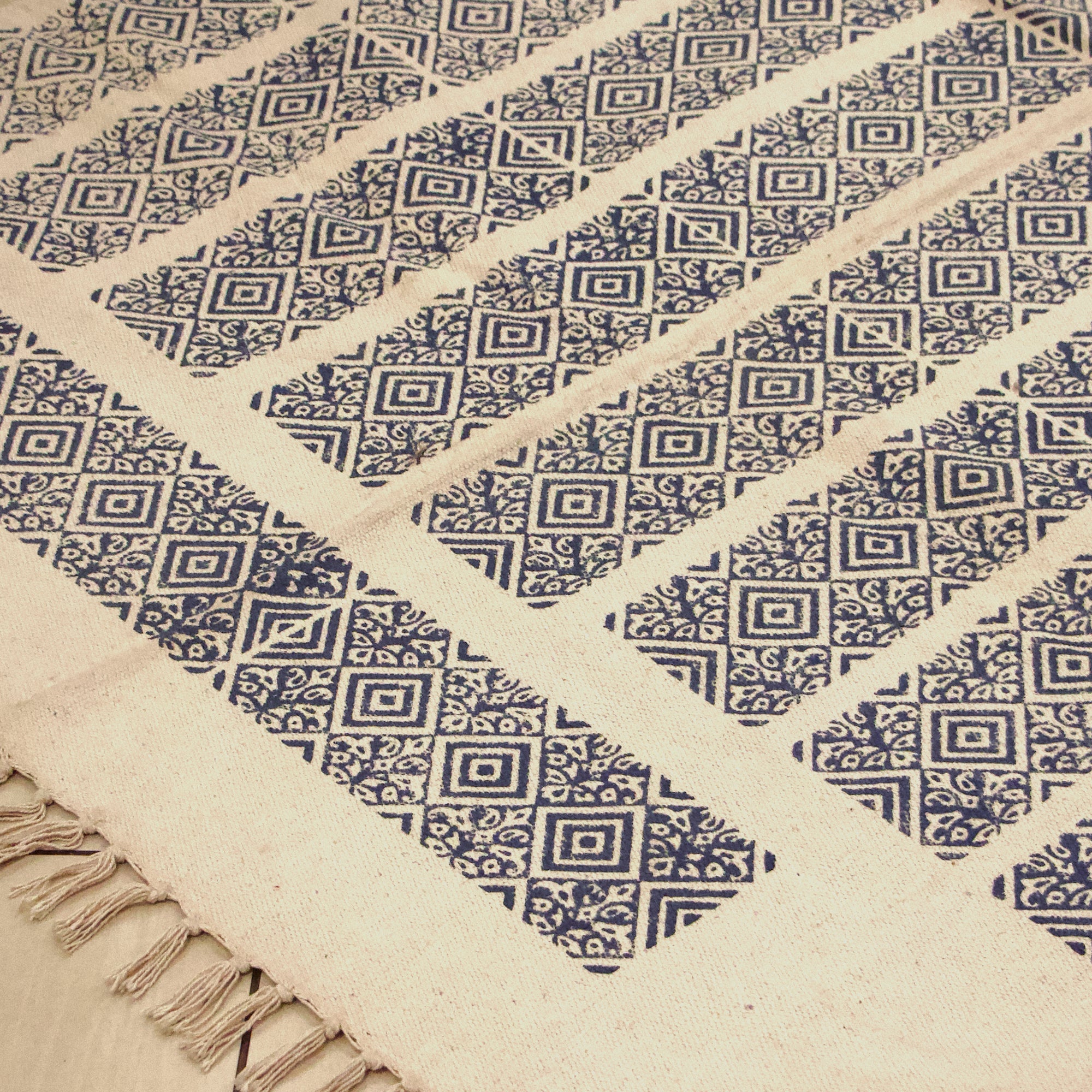 2026 Collection On Sale - Elegant White Cotton Durrie / Rug featuring Stunning Blue Geometric Mosaic Block Print Design - 4 X 6.5 Ft