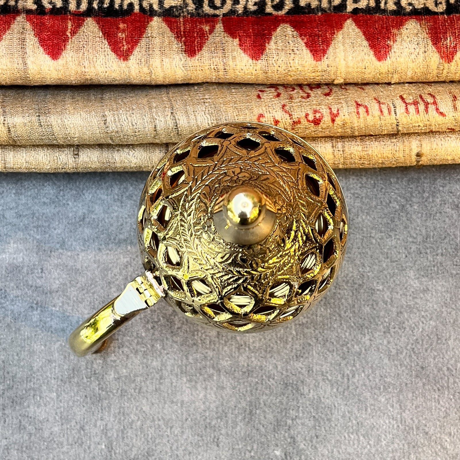 Ambi Handcrafted Pure Brass Dhoop Dani with Handle & Ornate Lid