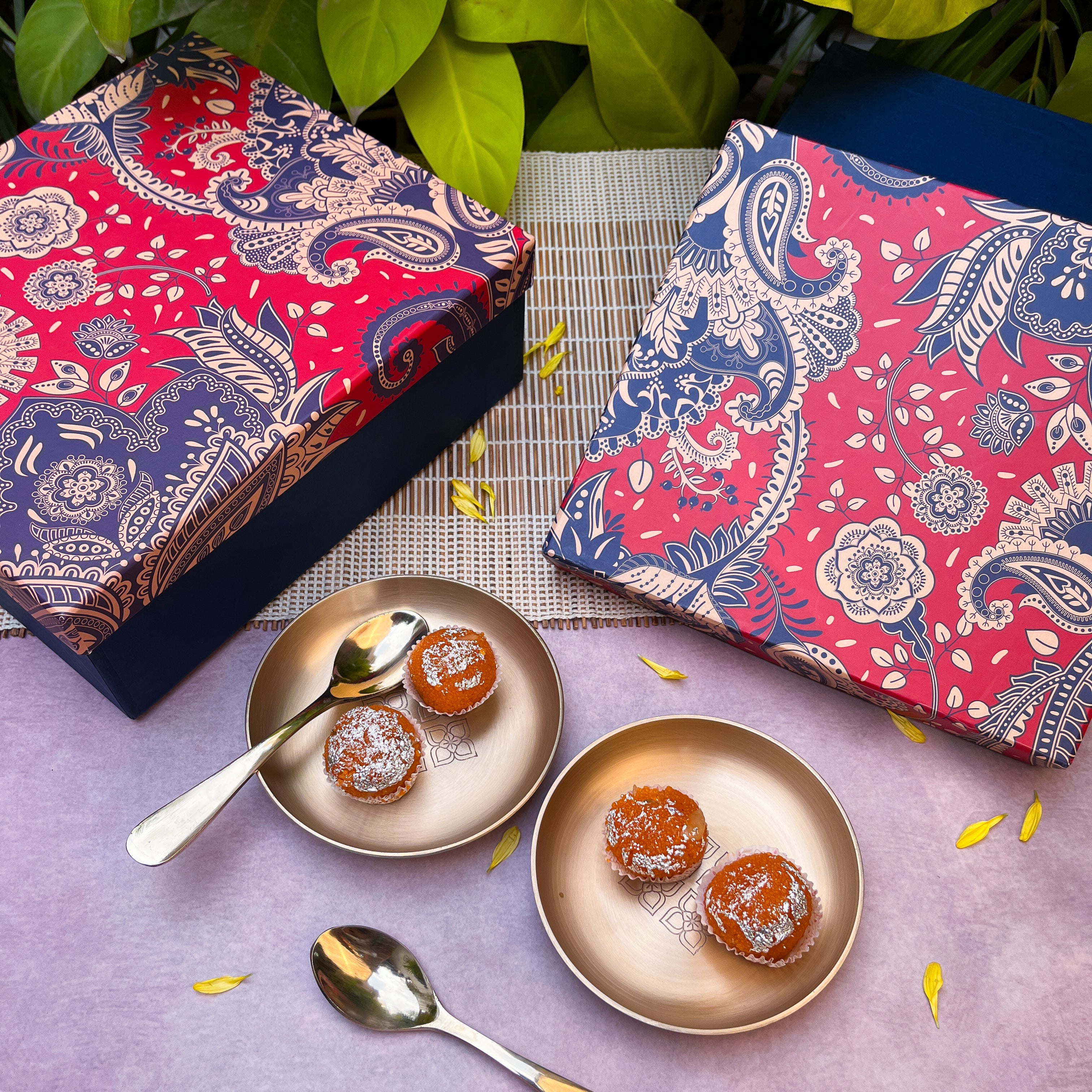Gift Box – Ambi 100% Pure Lead-Free Kansa Plate with Etching (5-Inch Diameter) & Matching Kansa Spoon