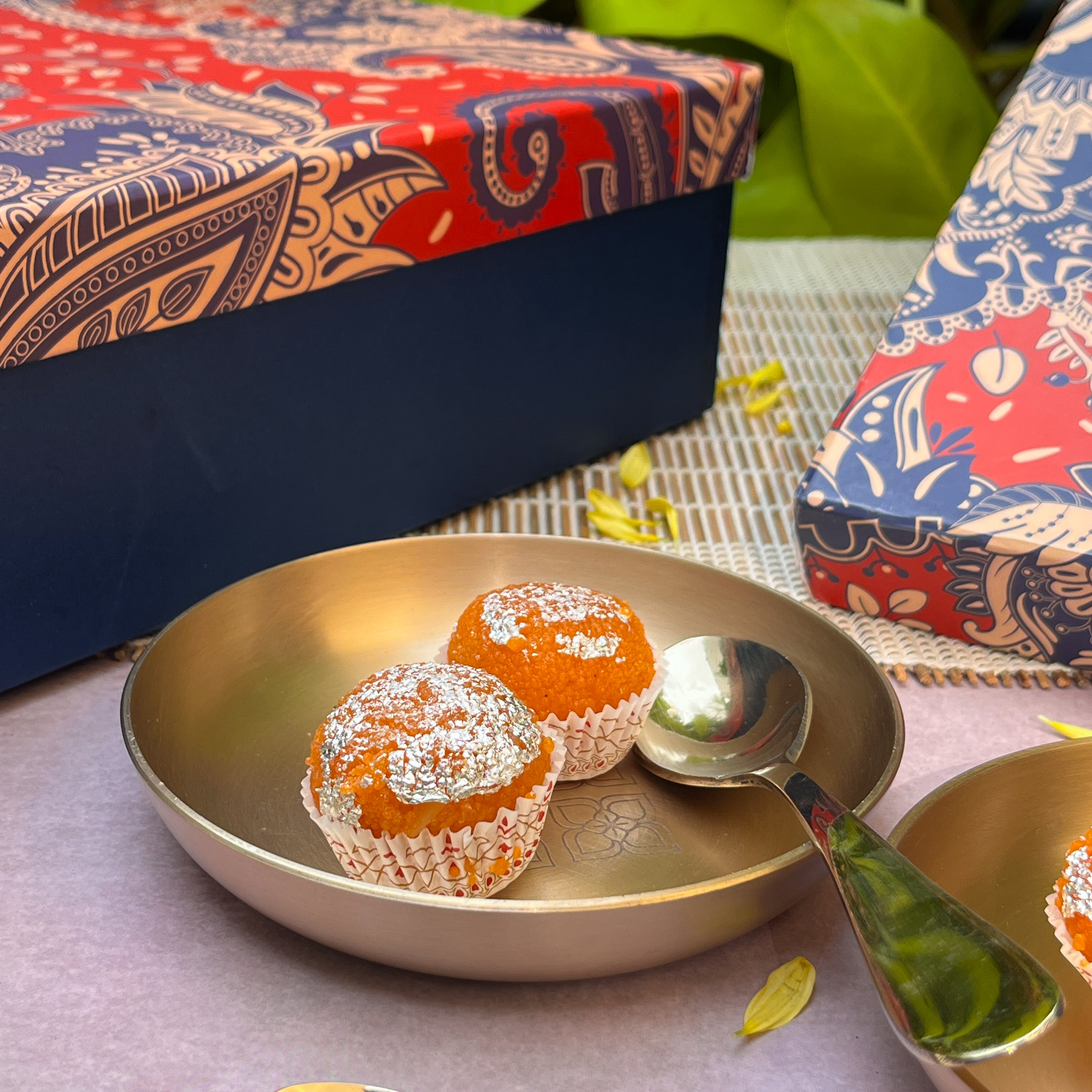 Gift Box – Ambi 100% Pure Lead-Free Kansa Plate with Etching (5-Inch Diameter) & Matching Kansa Spoon