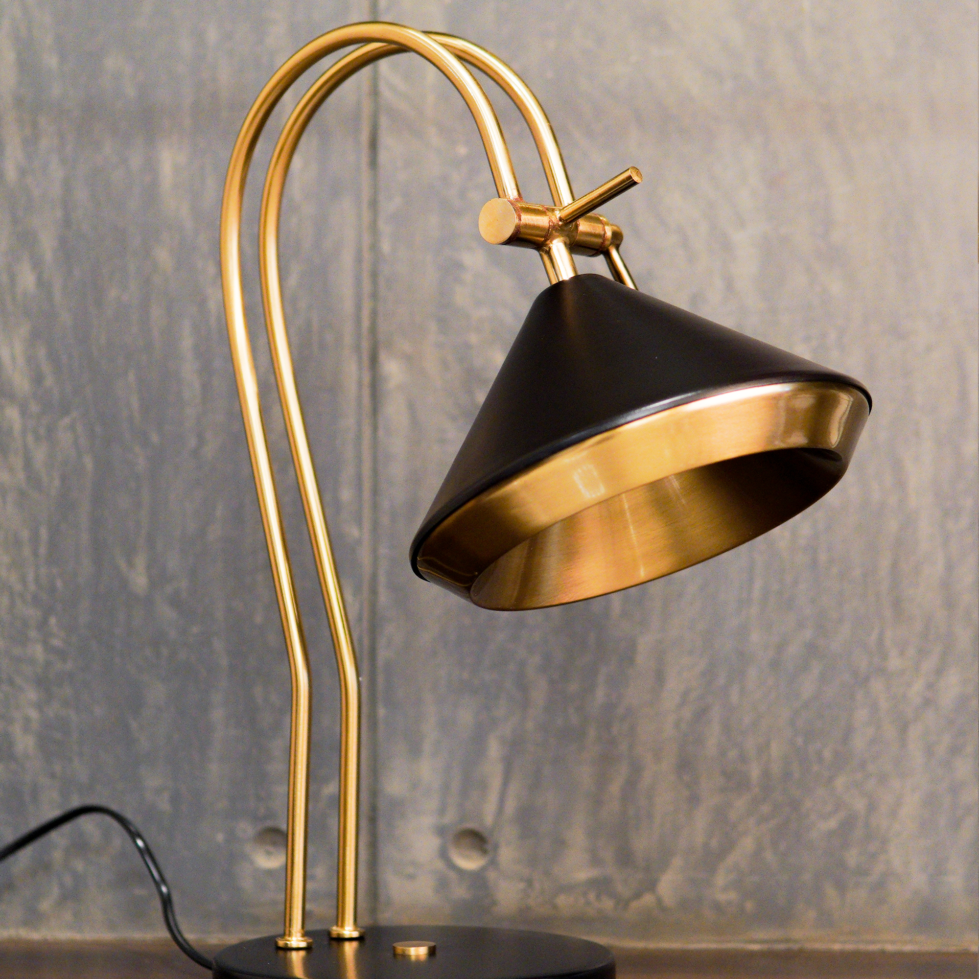 Classic Decorative Adjustable Brass Table Lamp (Black And Gold)