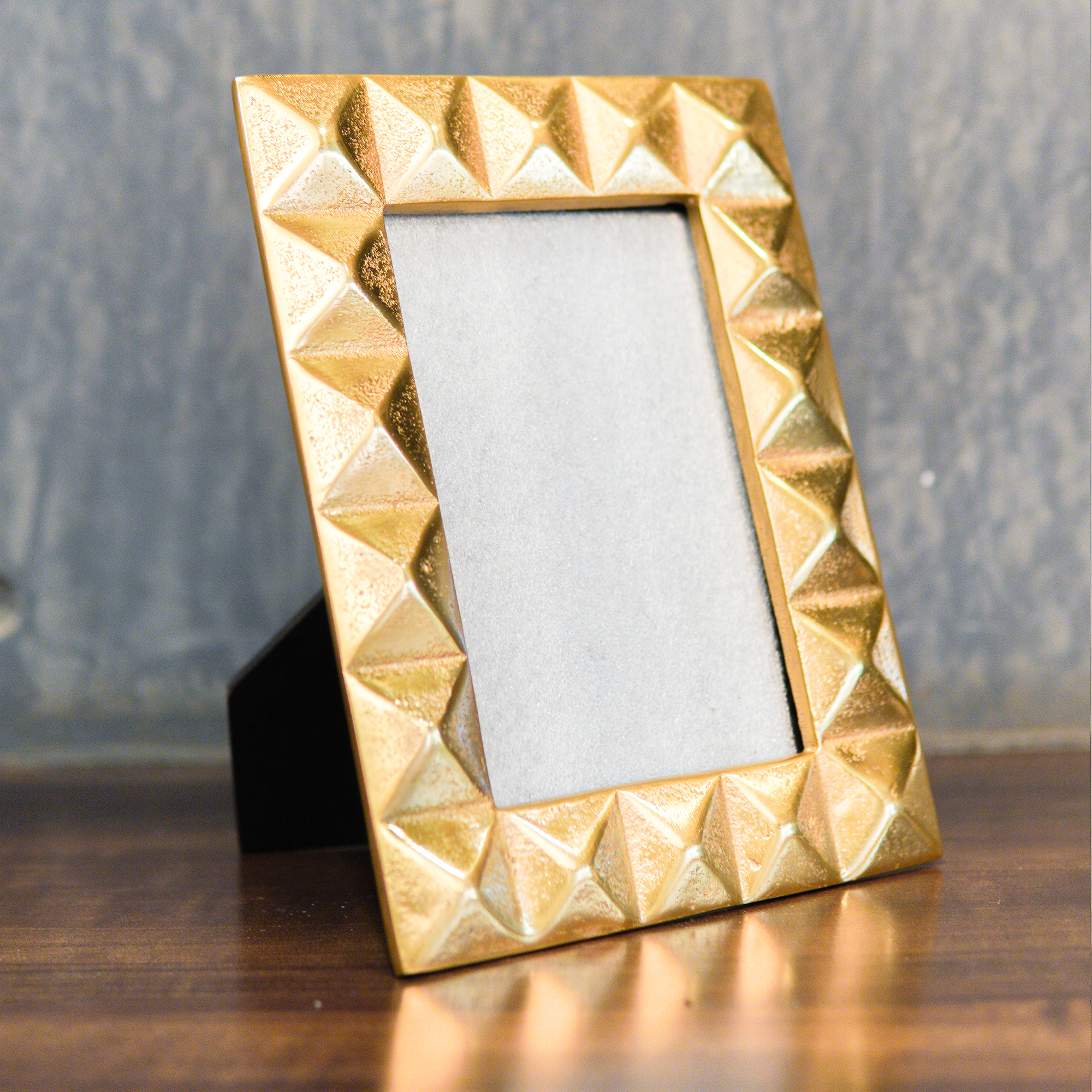 Elegant Gold Pyramid Photo Frame - 4" x 6"