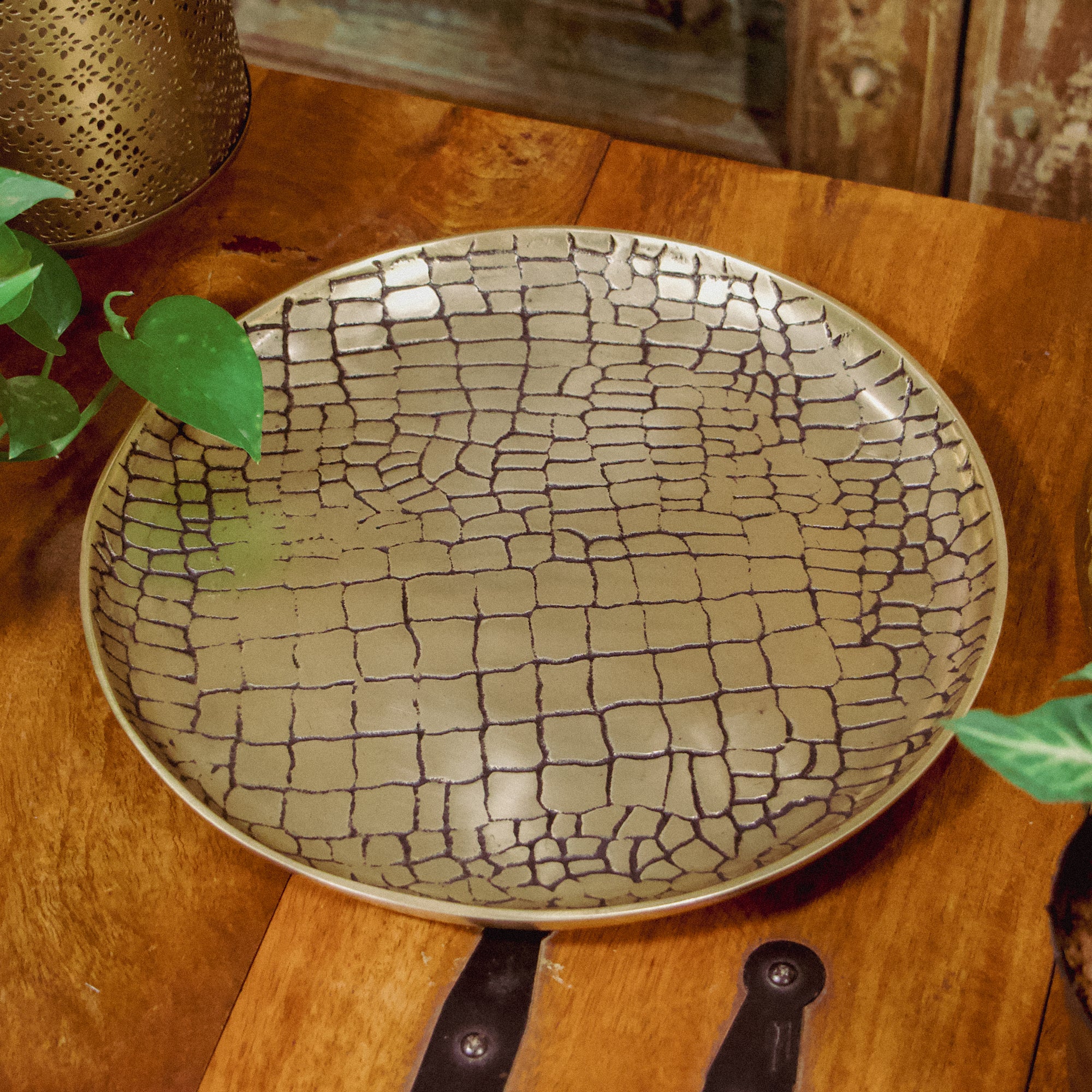 Circular Platter in Embossed Pattern (Gold Finish)