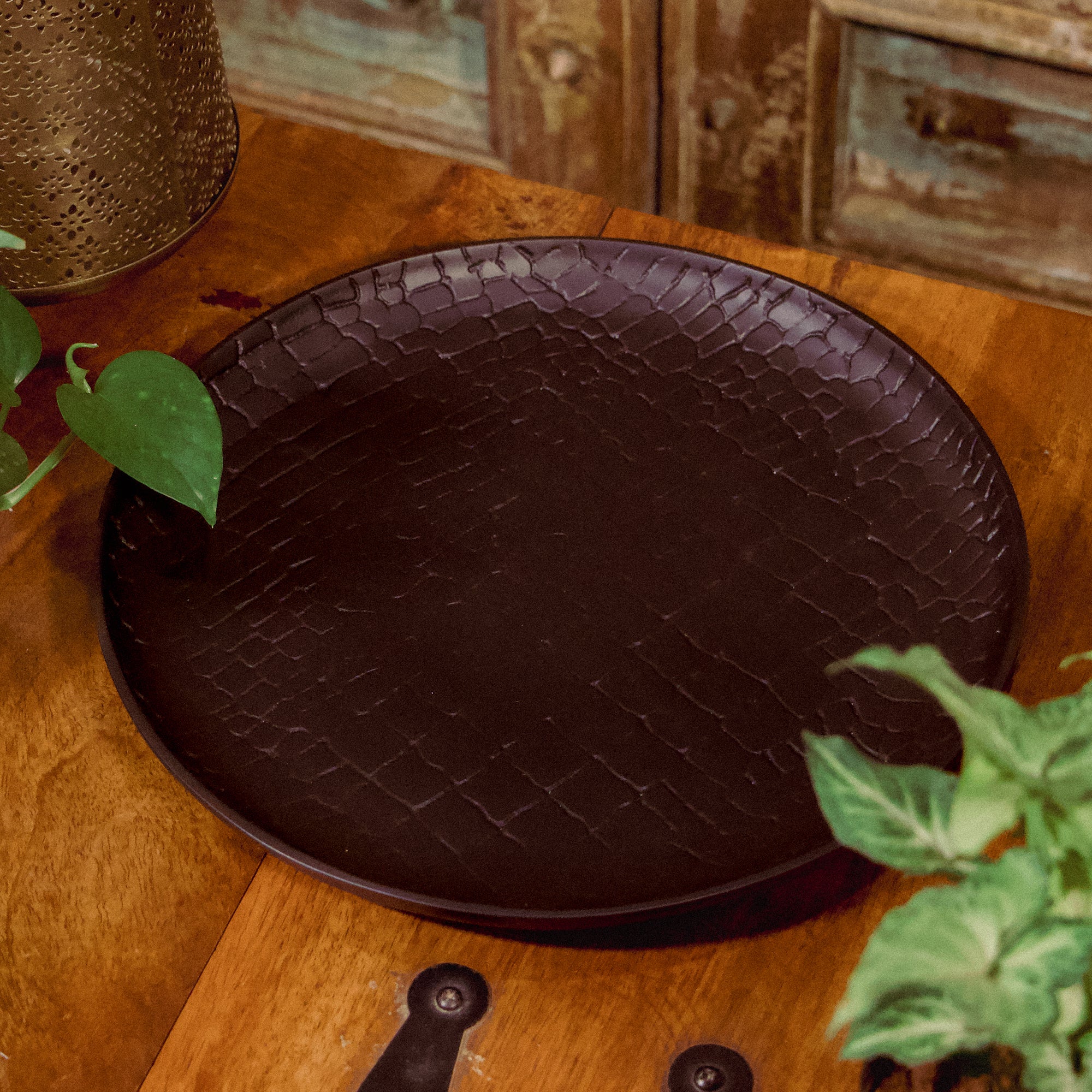 Circular Platter in Embossed Pattern (Black Mat Finish)