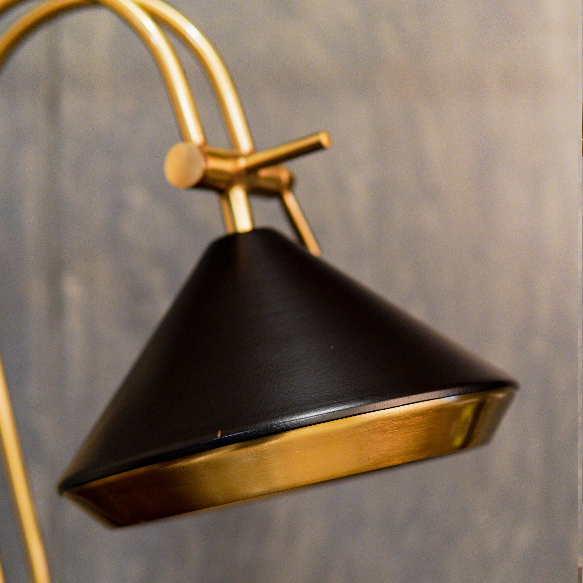 Classic Decorative Adjustable Brass Table Lamp (Black And Gold)