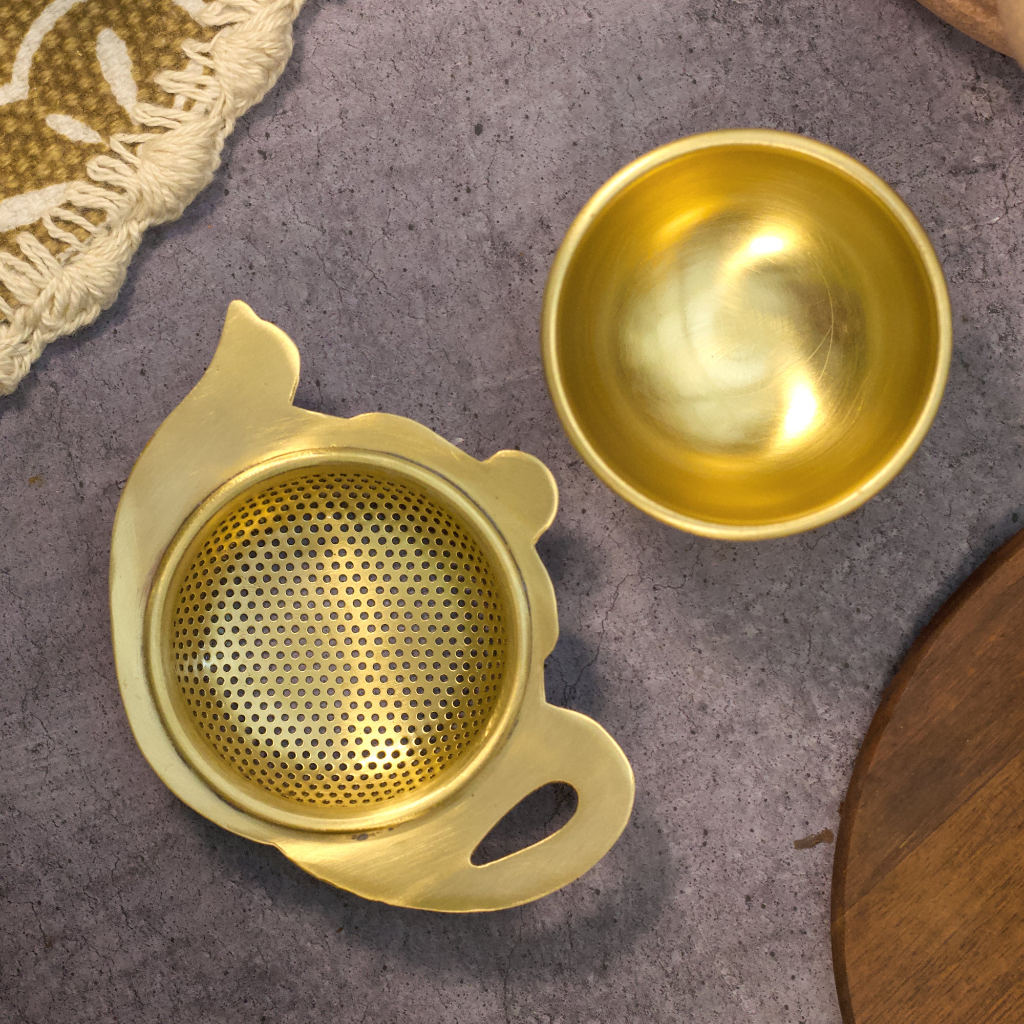 Kettle Shaped Tea Medium Sized Strainer with Resting Pot