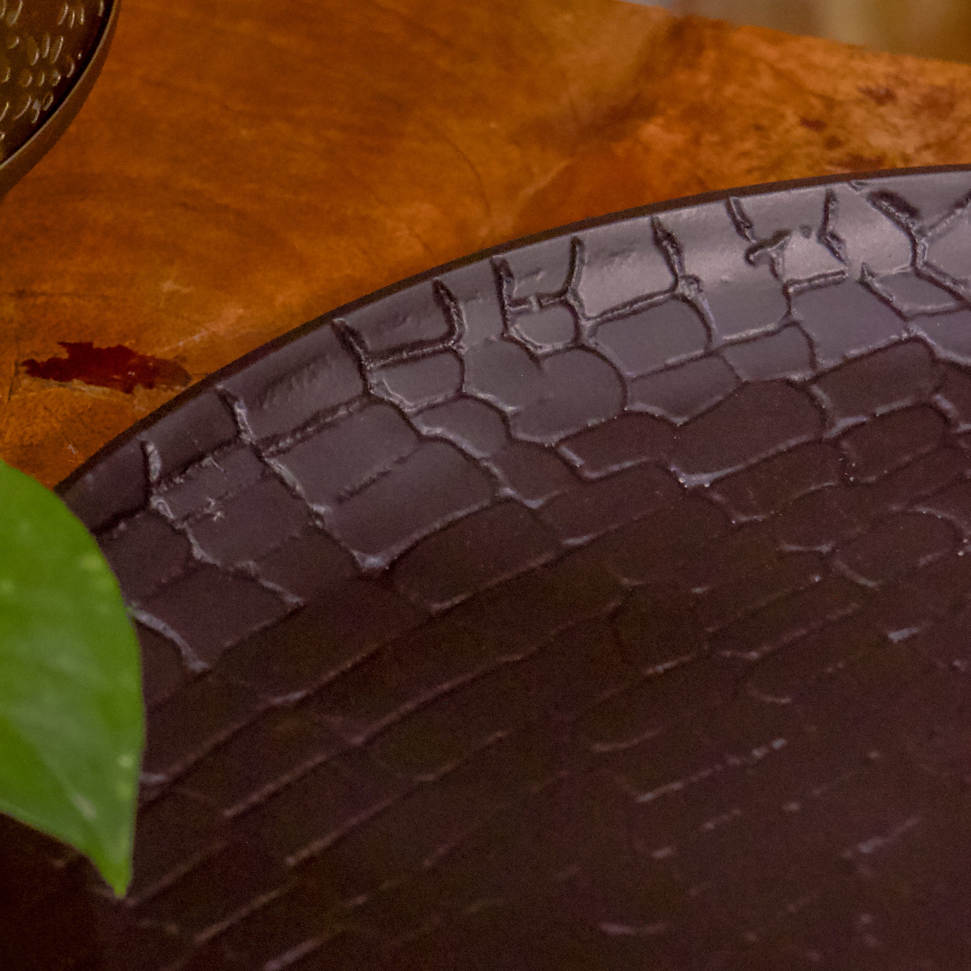 Circular Platter in Embossed Pattern (Black Mat Finish)