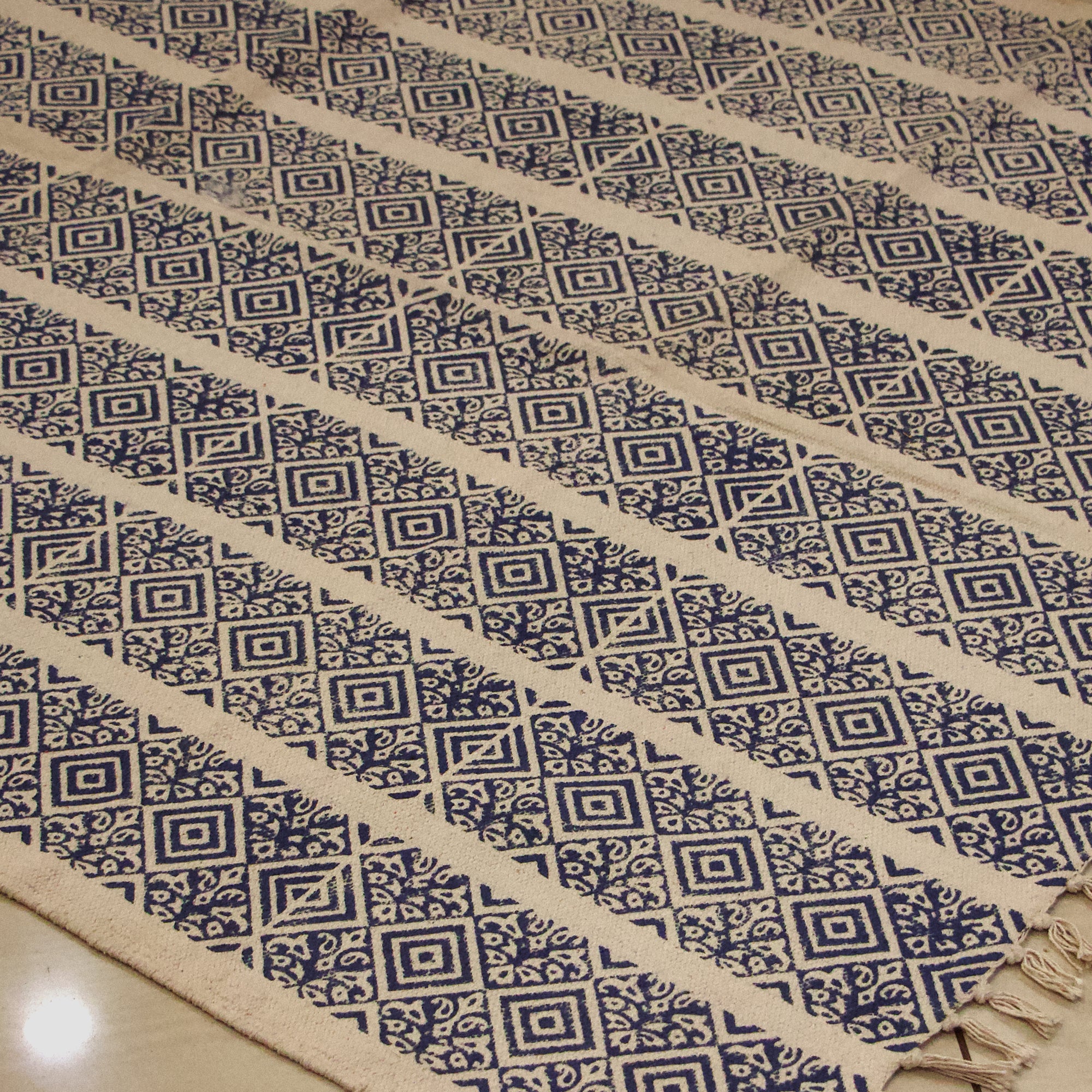 Elegant White Cotton Durrie / Rug featuring Stunning Blue Geometric Mosaic Block Print Design - 4 X 6.5 Ft