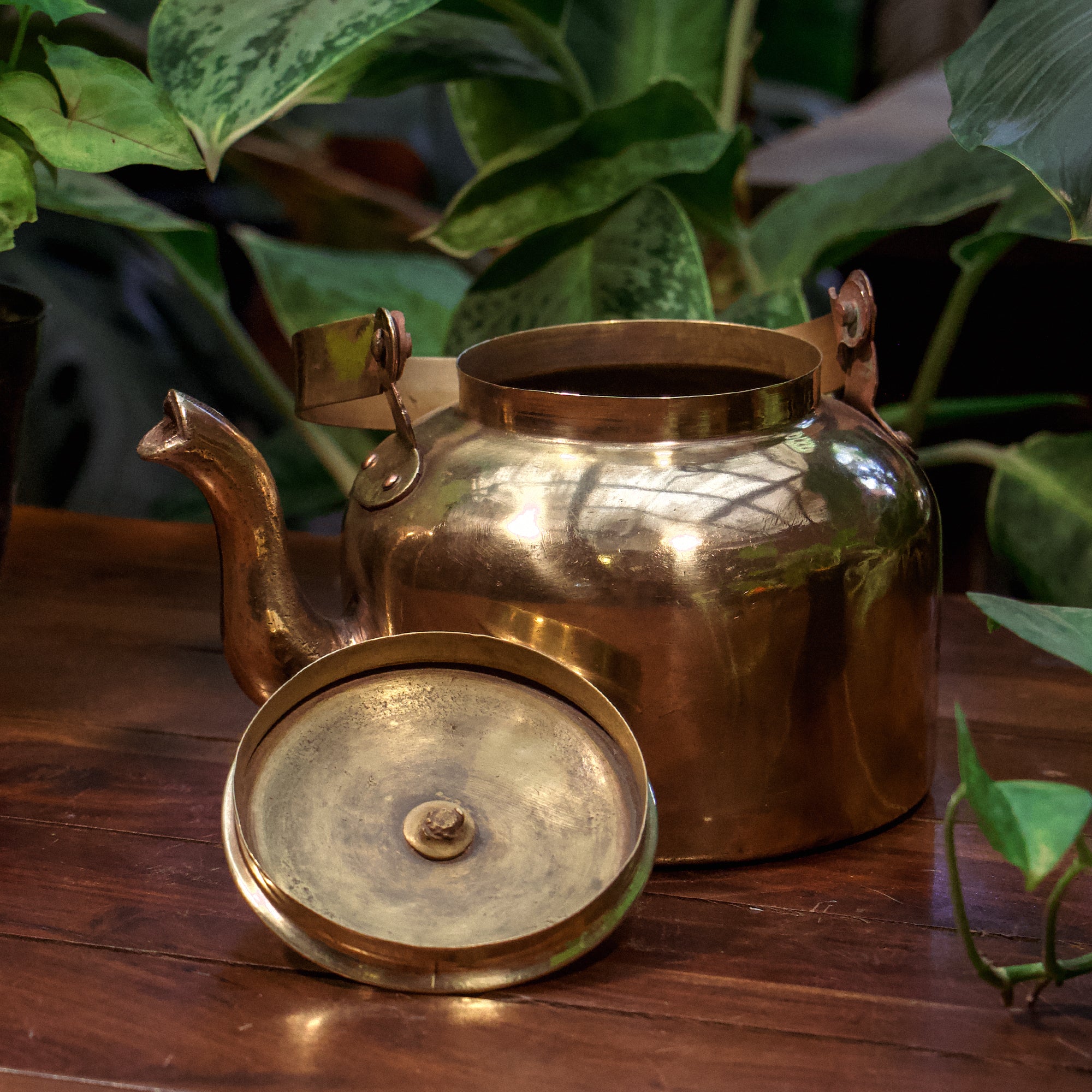 Handcrafted Elegant Vintage Brass Tea Pot