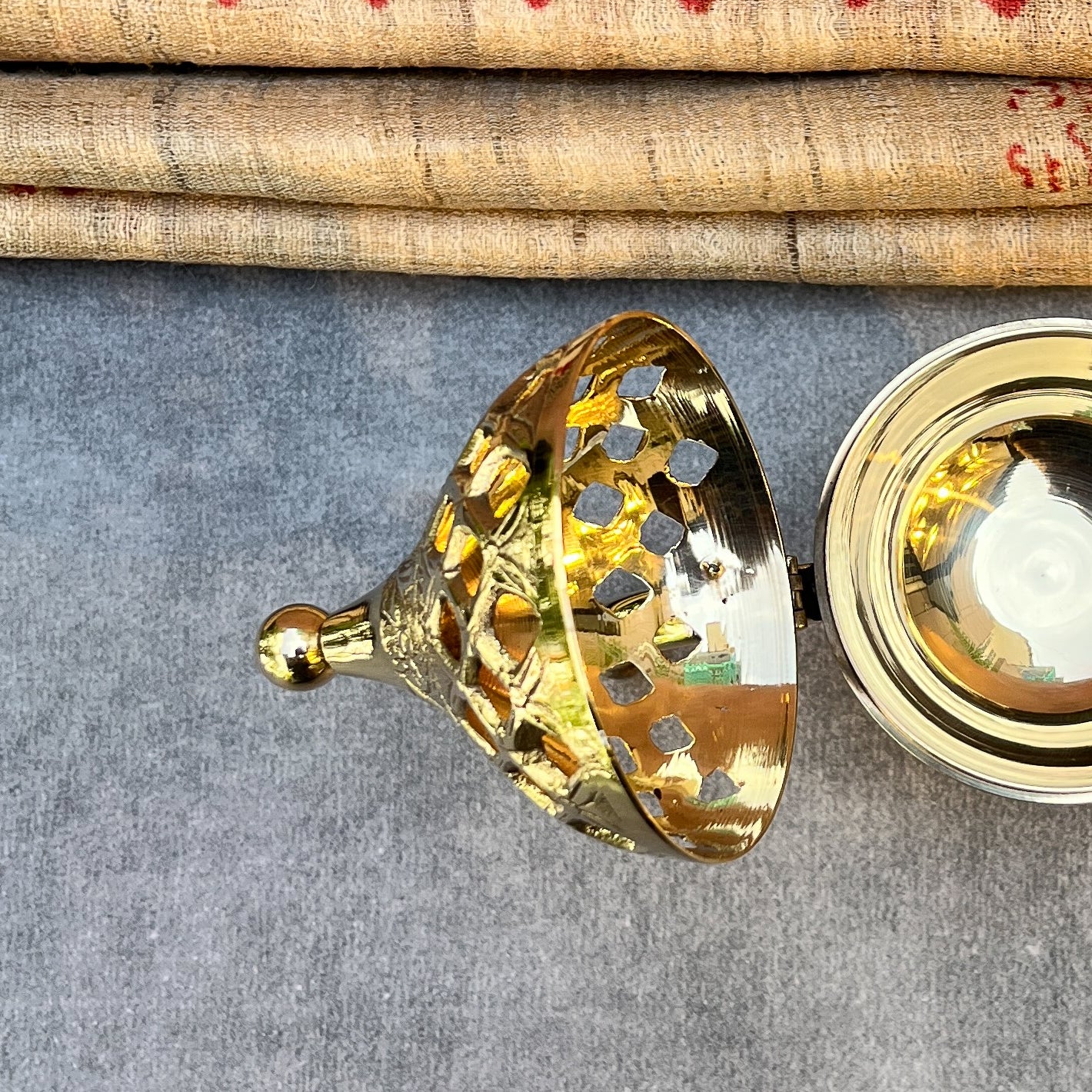 Ambi Handcrafted Pure Brass Dhoop Dani with Handle & Ornate Lid