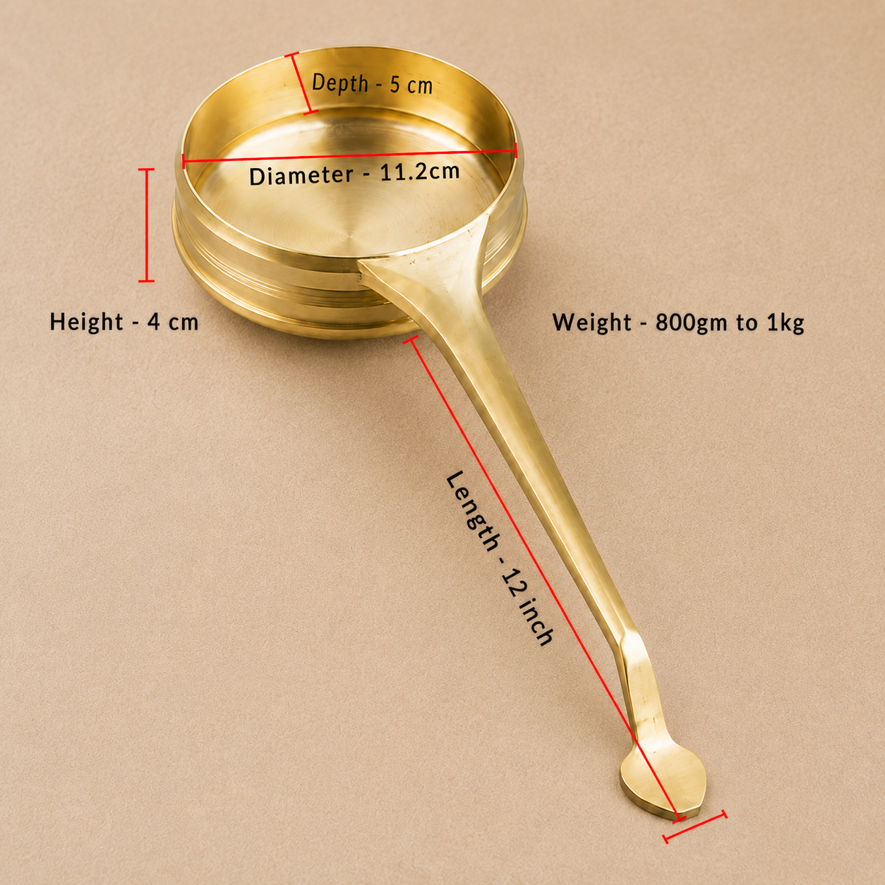 A brass measuring spoon with red dimension lines and text showing its measurements: diameter 11.2 cm, depth 5 cm, height 4 cm, and length 12 inch, plus weight 800g to 1kg, on a beige background.